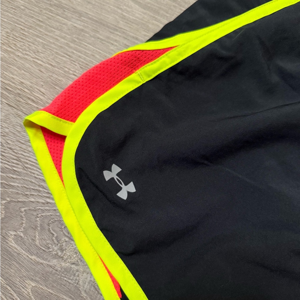 •UNDER ARMOUR• LINED RUNNING SHORTS - Picture 4 of 7